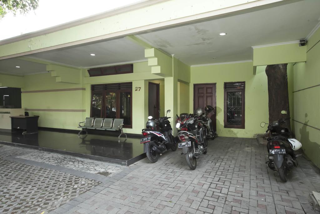 Hotel Reddoorz Near Balai Kota Surabaya Exterior foto